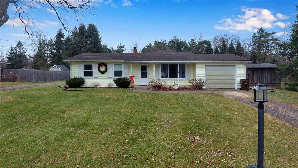 1895 Kimberly Dr, Charlotte, MI 48813 - 4 Bed, 2 Bath Single-Family