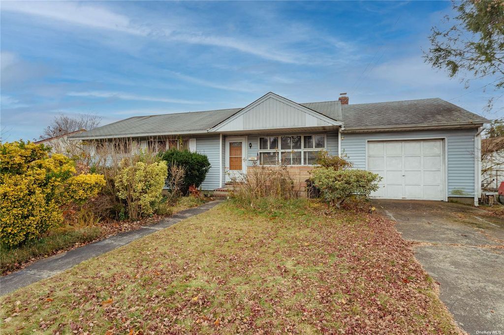61 E 14th St, Huntington Station, NY 11746
