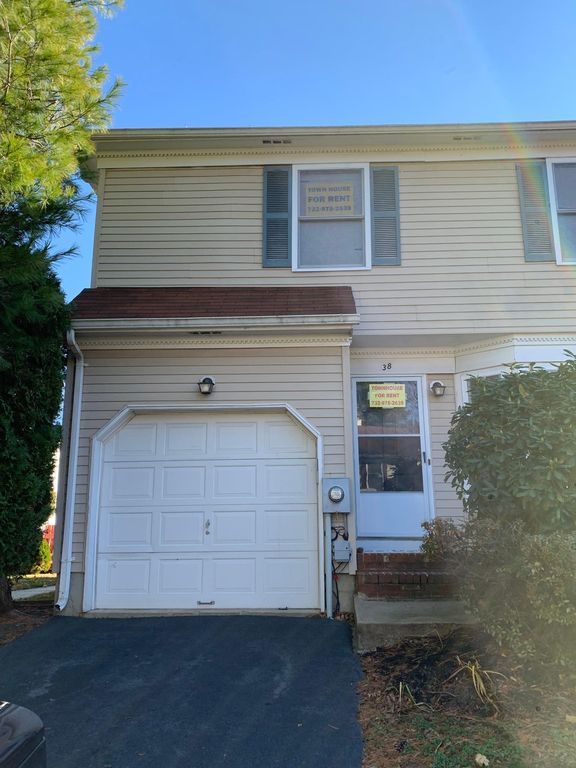 38 Carriage Ln, Englishtown, NJ 07726