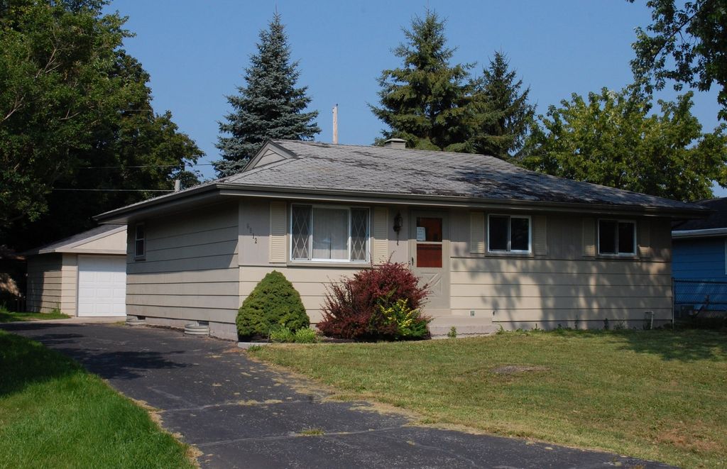6912 Surrey Ln, Racine, WI 53402