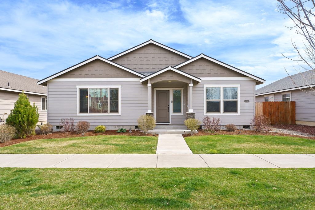 546 NW 27th St, Redmond, OR 97756