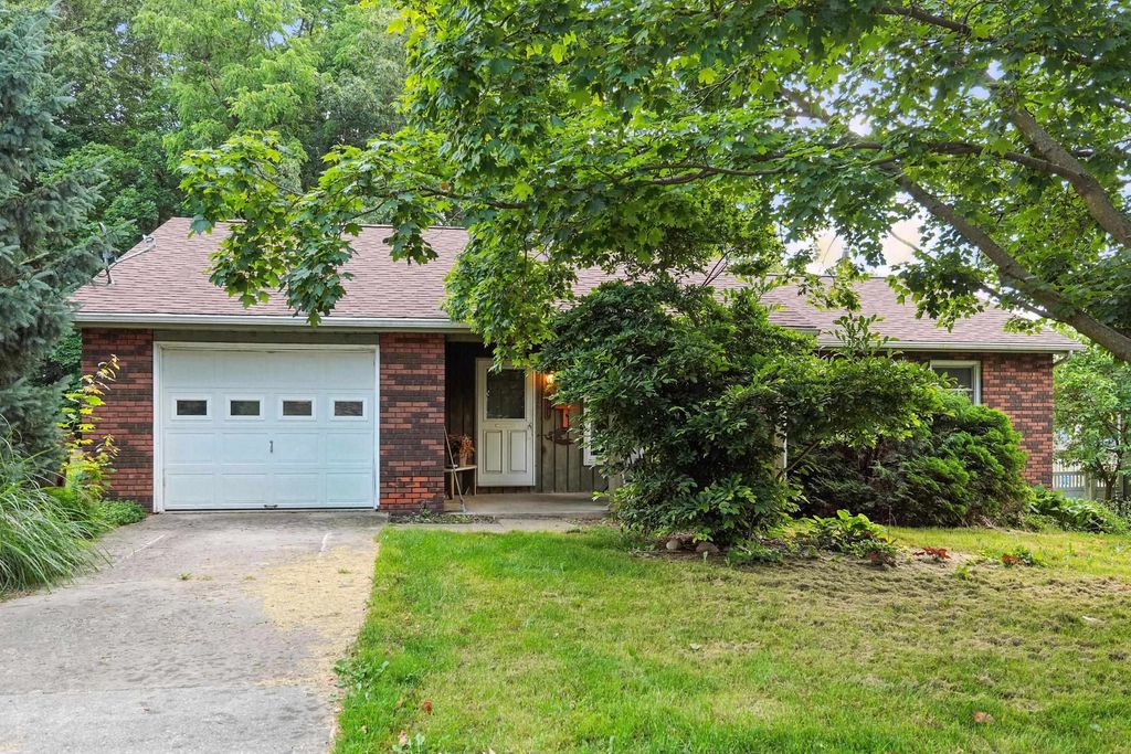 907 S  Superior St, Angola, IN 46703