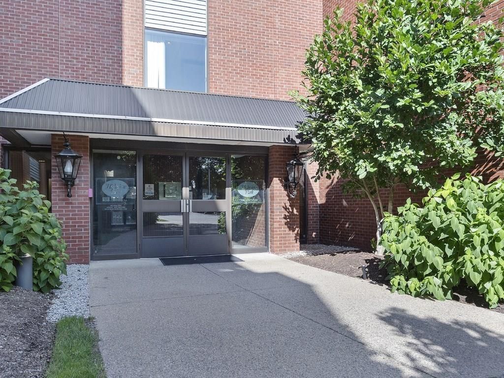 4975 Washington St #312, West Roxbury, MA 02132