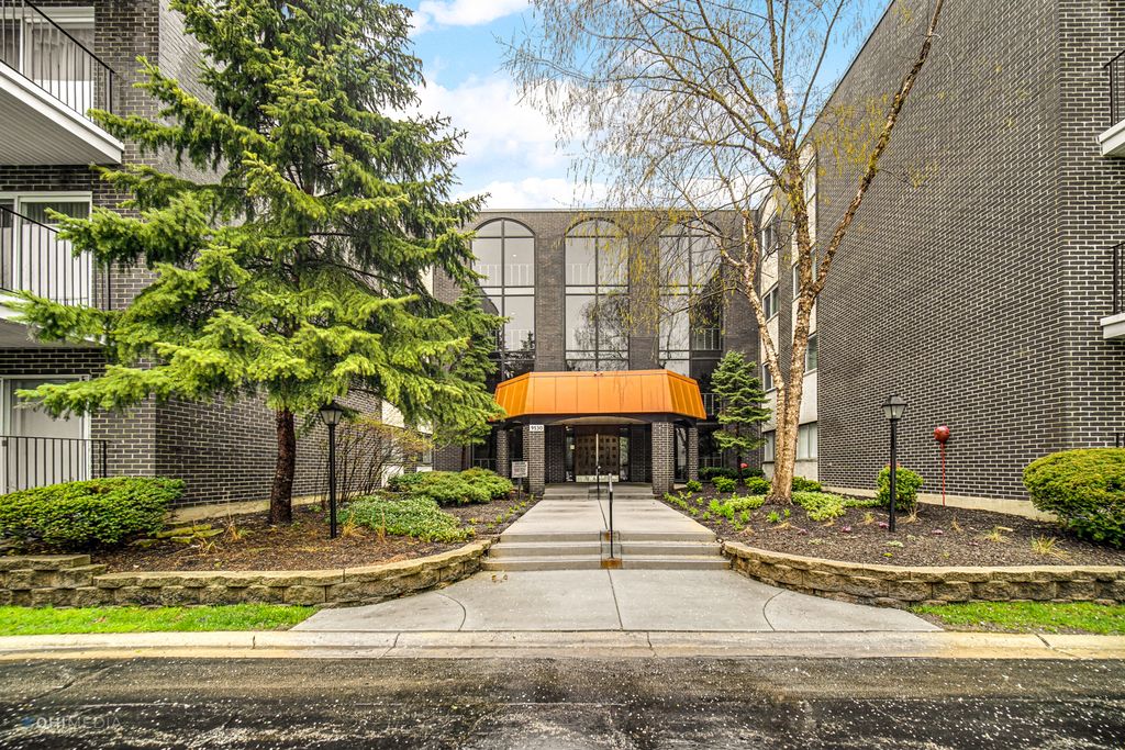 9530 Lamon Ave #118, Skokie, IL 60077