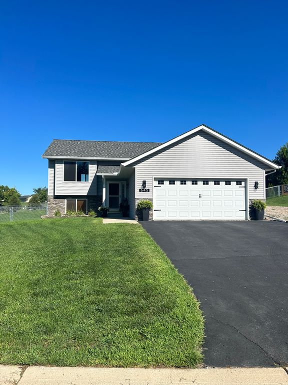 645 Texas Ave NW, Hutchinson, MN 55350