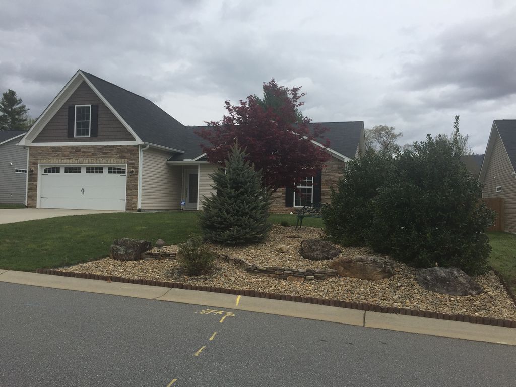 9 Woodbriar Rd, Weaverville, NC 28787