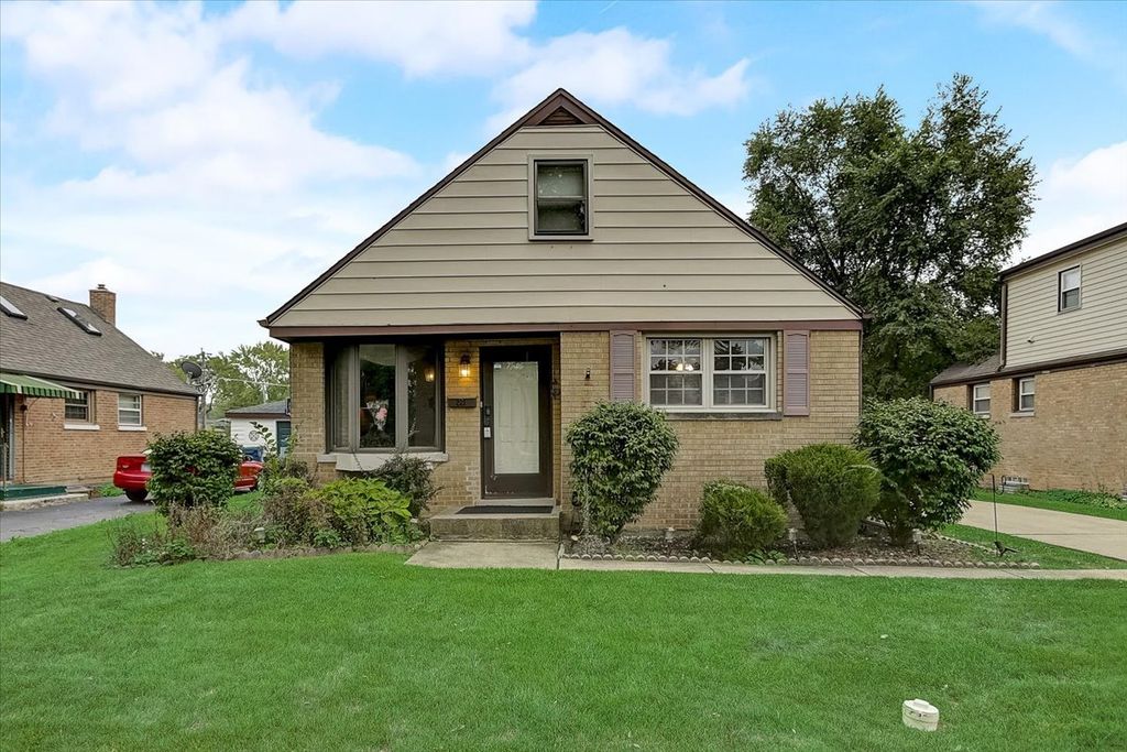 221 E Diversey Ave, Addison, IL 60101
