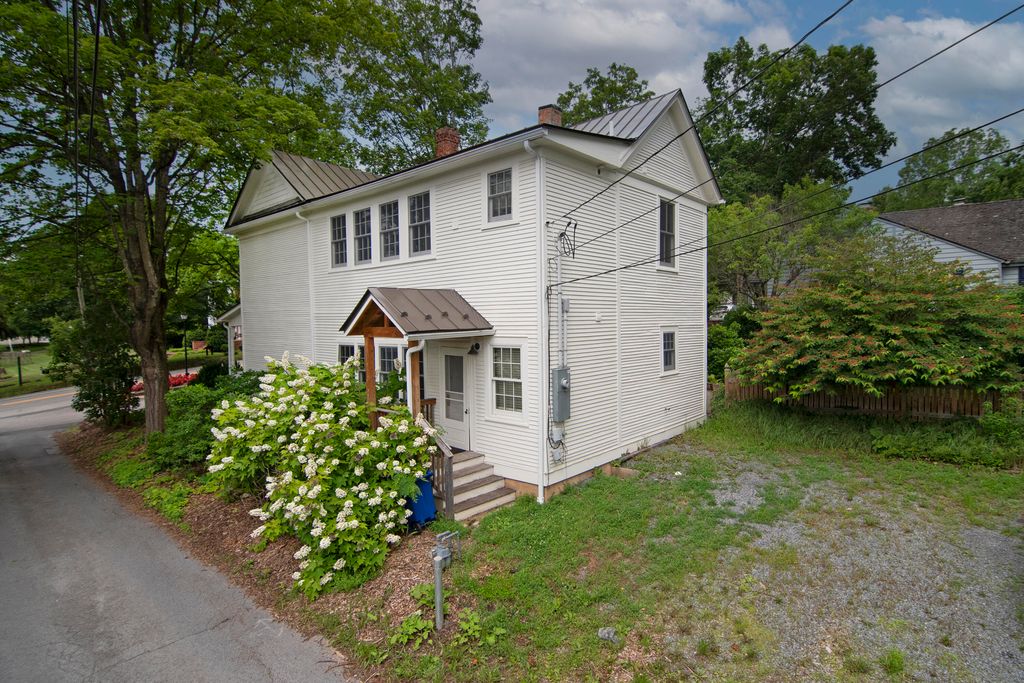 122 Courtney Dr, Lewisburg, WV 24901
