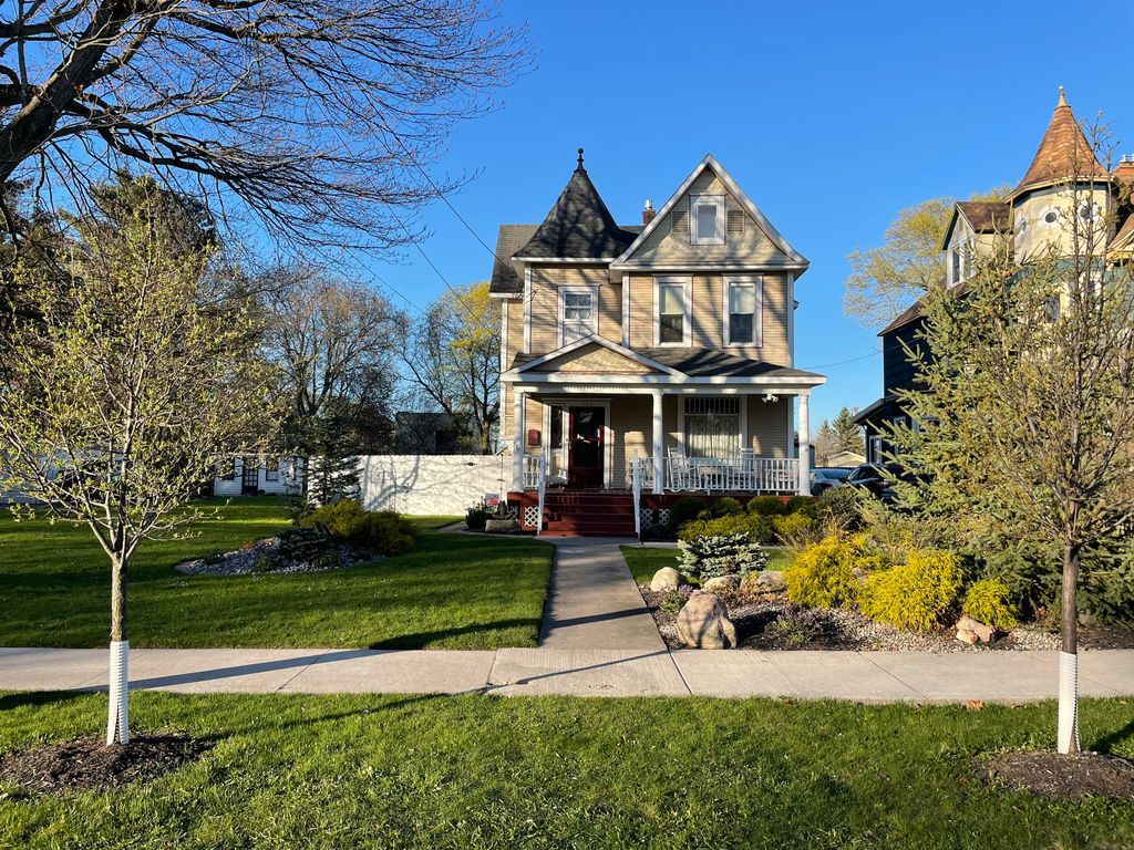 324 E Spruce St, Sault Sainte Marie, MI 49783