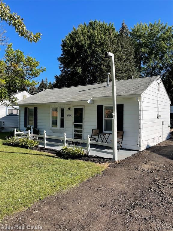4284 Lippincott Blvd, Burton, MI 48519