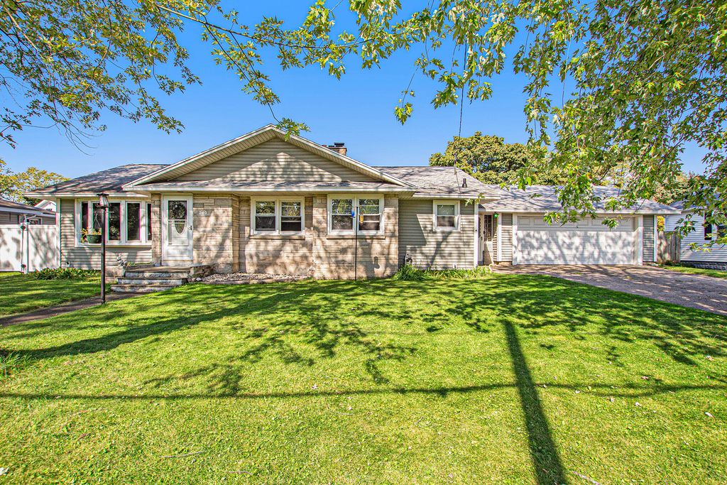 340 7th St, Manistee, MI 49660