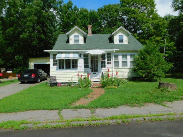 43 High St, Newport, ME 04953