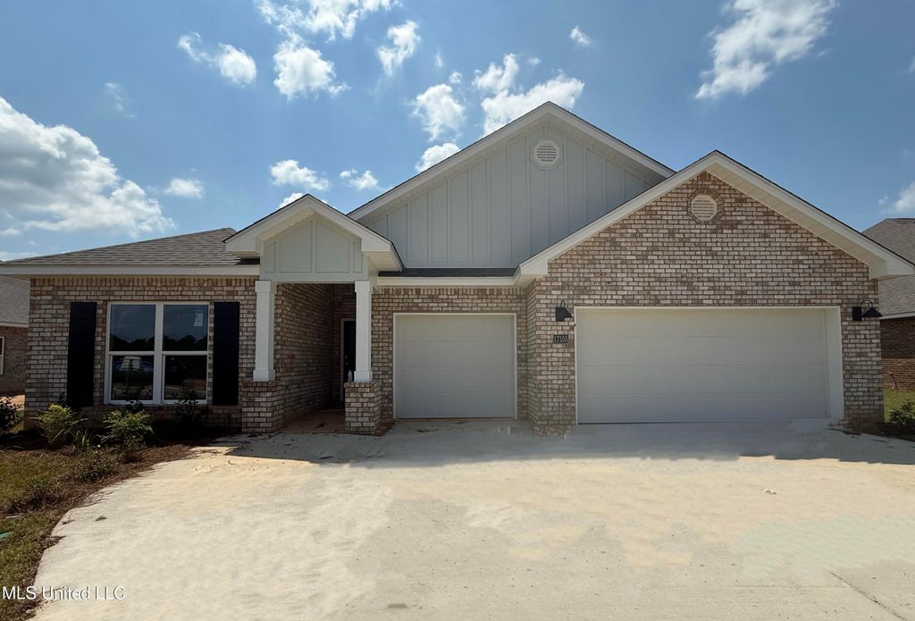 17105 River Hills Dr, Gulfport, MS 39503