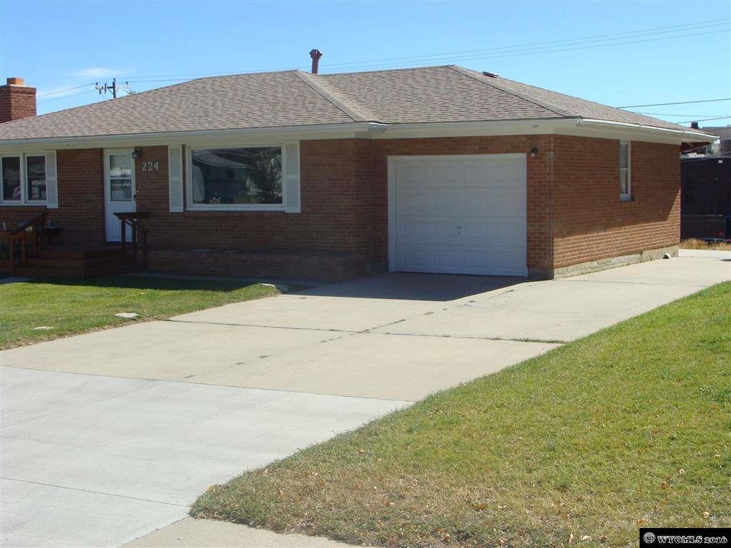 224 La Paloma Dr, Rawlins, WY 82301