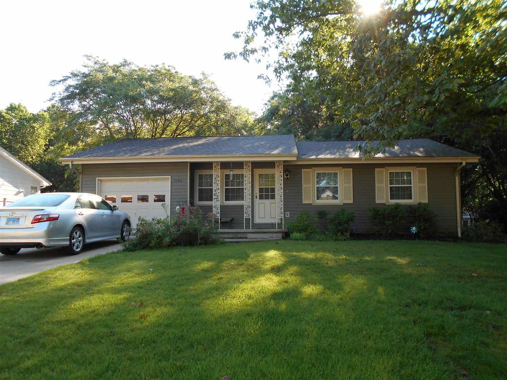 1166 Debbie Ln, Macomb, IL 61455