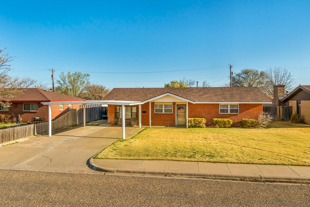 1018 NW 9th St, Tulia, TX 79088