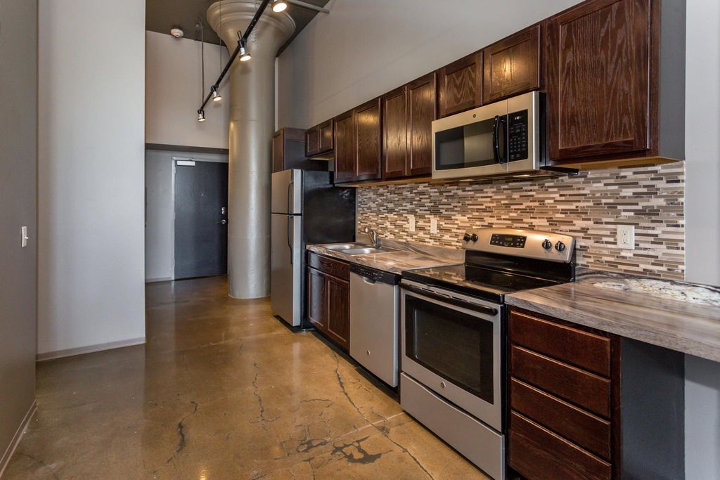 350 SW 2nd St, Des Moines, IA 50309