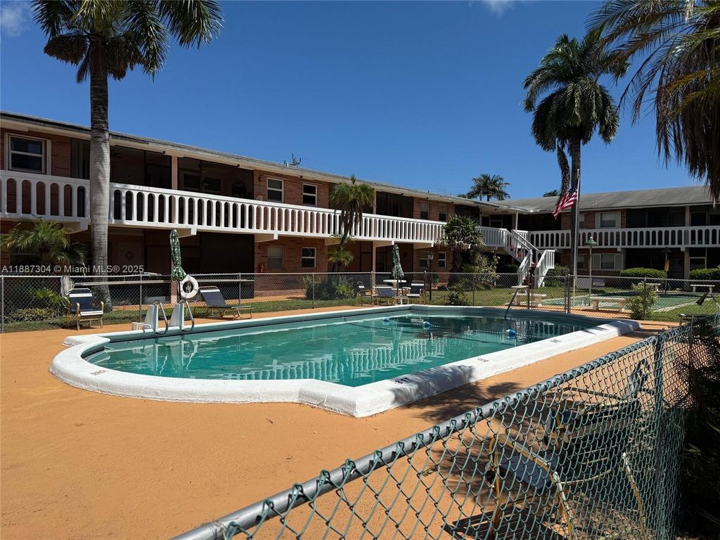 160 NE 8th Ave #25A, Hallandale Beach, FL 33009