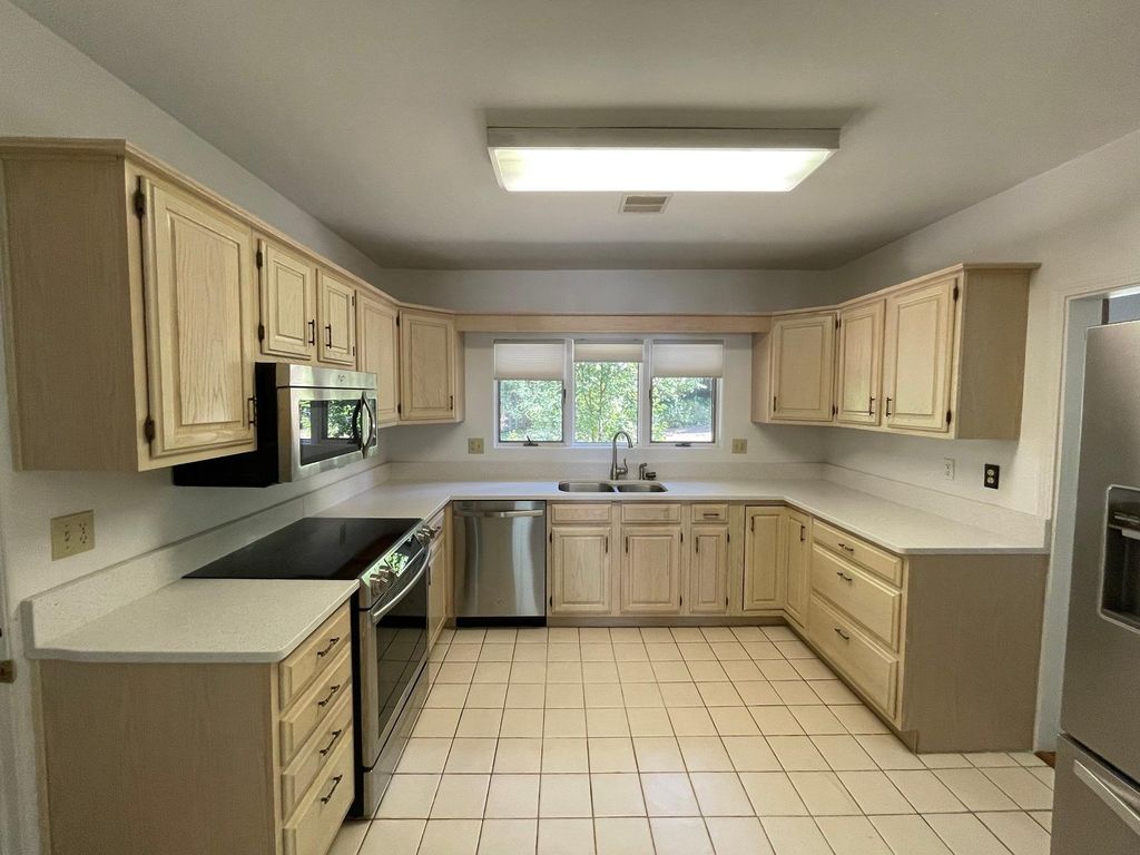 835 Oakridge Dr, Jackson, MI 49203