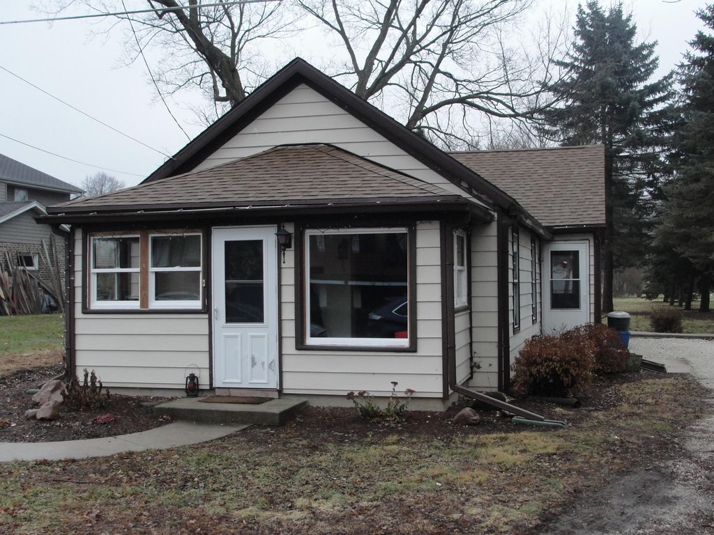 305 E  Spring St, Burlington, WI 53105