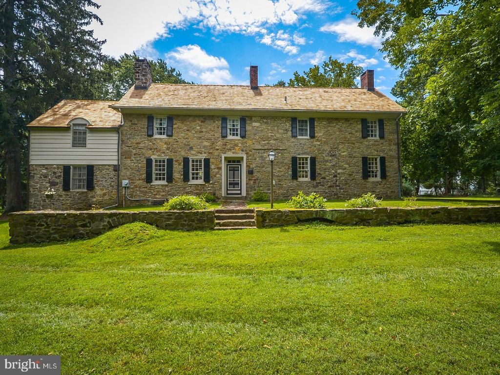 2710 Village Rd, Langhorne, PA 19047