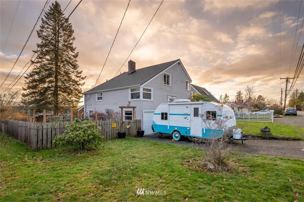 1520 E Illinois St, Bellingham, WA 98226