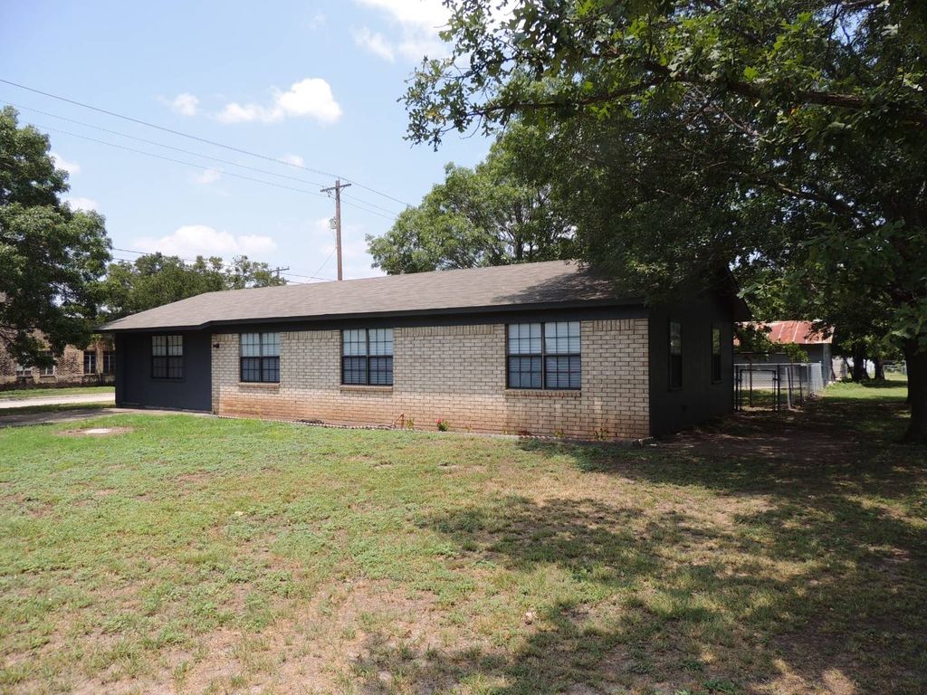 401 E 6th St, Brady, TX 76825