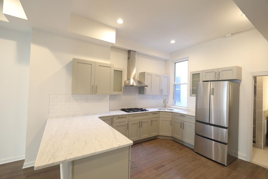 618 S 2nd St #2F, Philadelphia, PA 19147