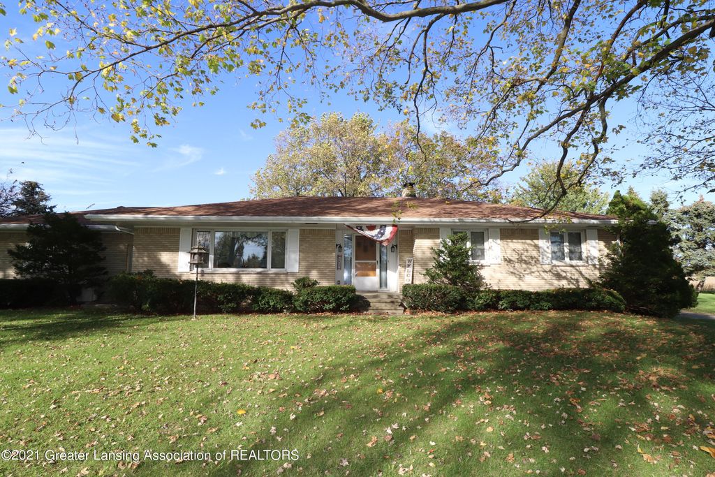 6860 W Howe Rd, Dewitt, MI 48820