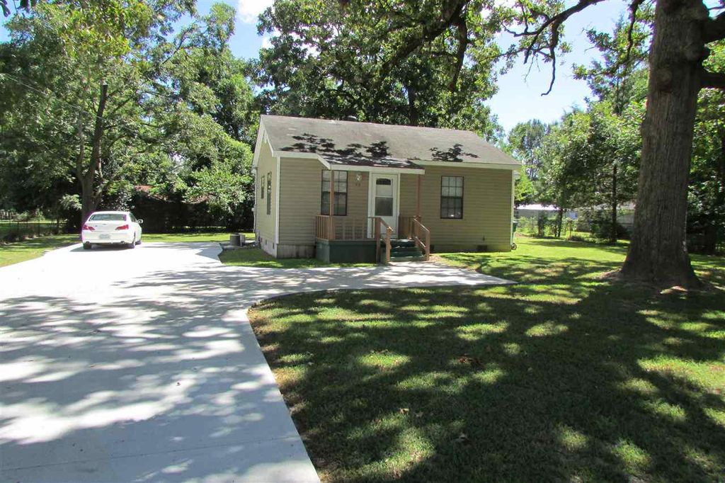 302 Main St, Hooks, TX 75561