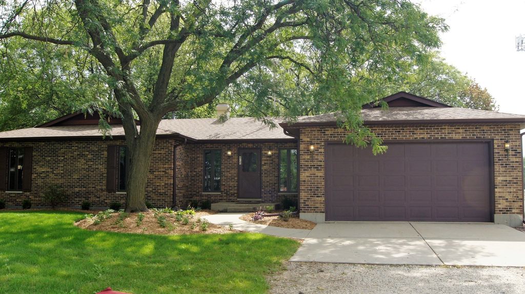 4725 W Crystal Lake Rd, Mchenry, IL 60050
