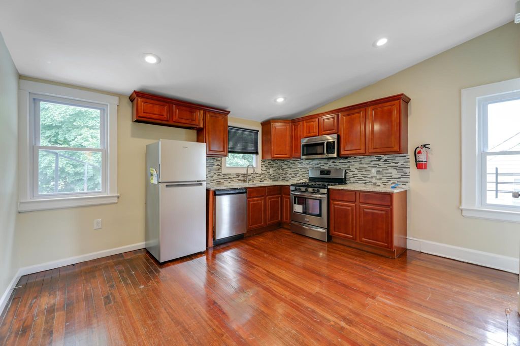 285 Smith St #3, Newark, NJ 07106
