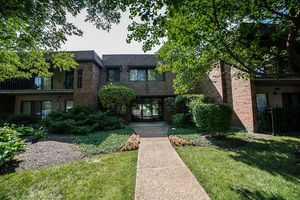 110 Old Oak Dr #137, Buffalo Grove, IL 60089