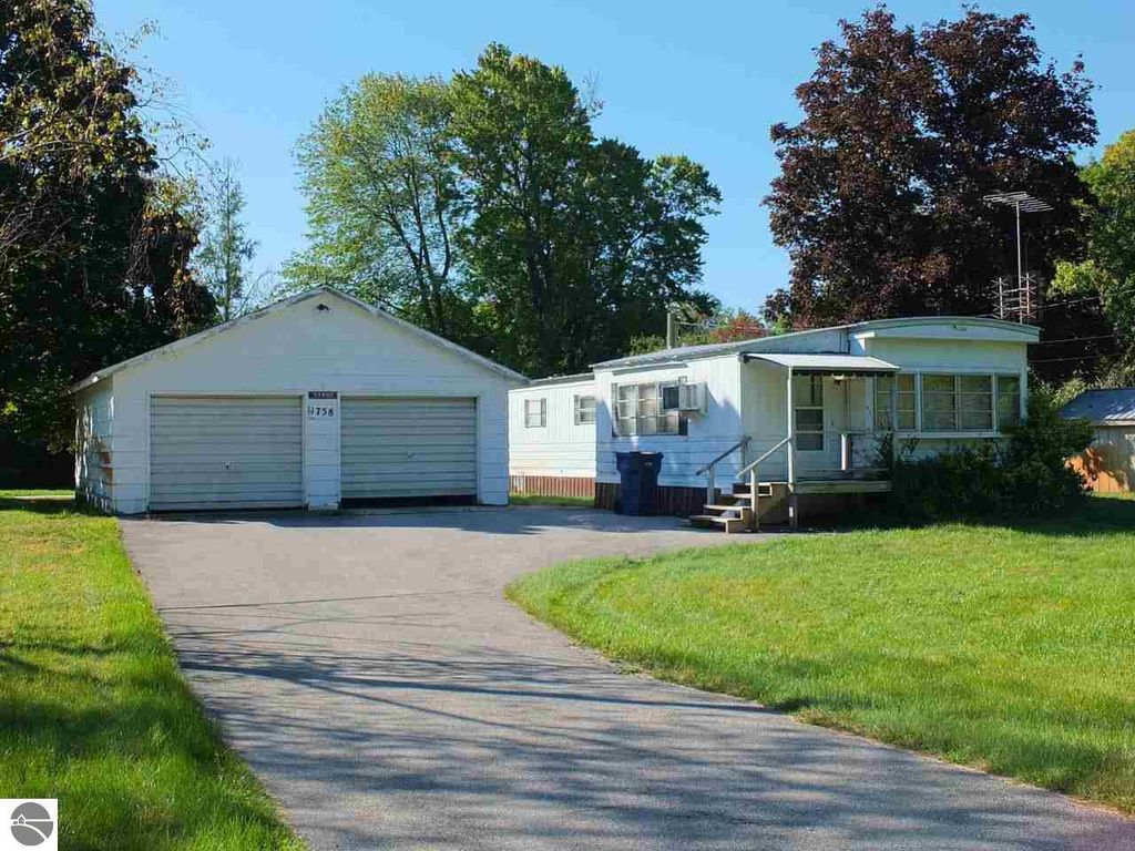 1758 Poplar Pl, Traverse City, MI 49686
