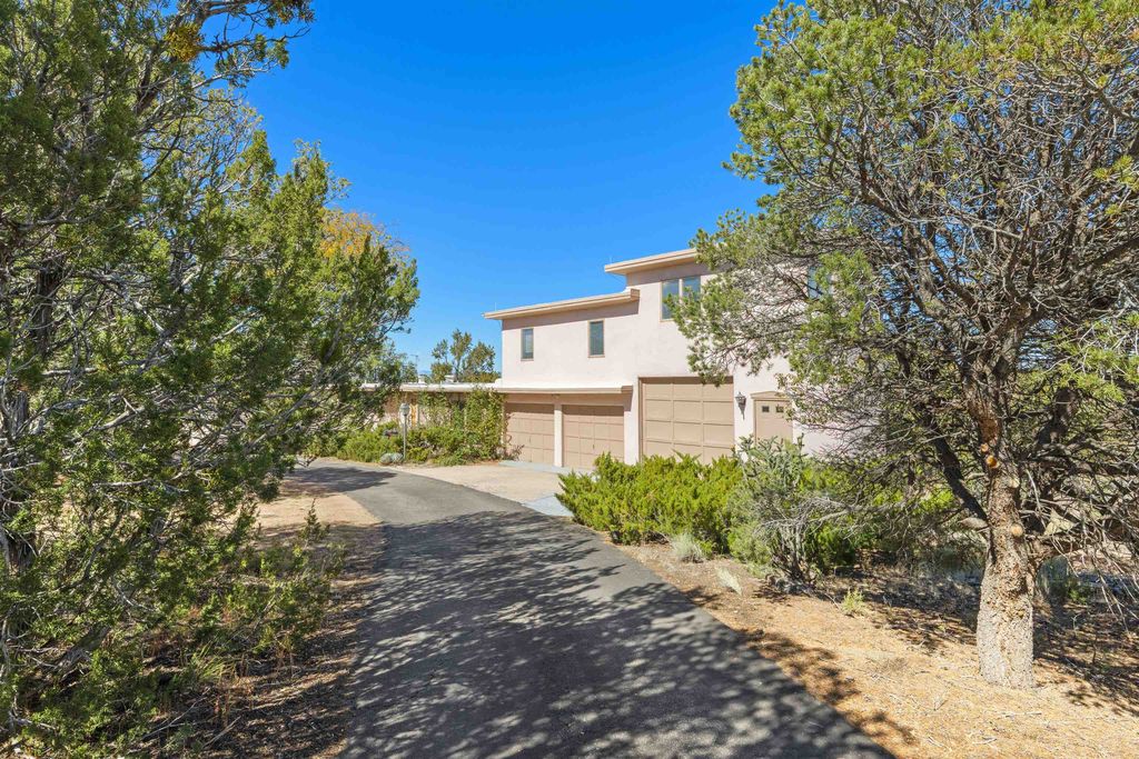 645 Camino Lejo, Santa Fe, NM 87505
