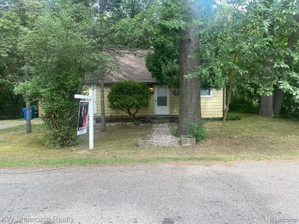 675 Cranbourne St, Commerce Township, MI 48382