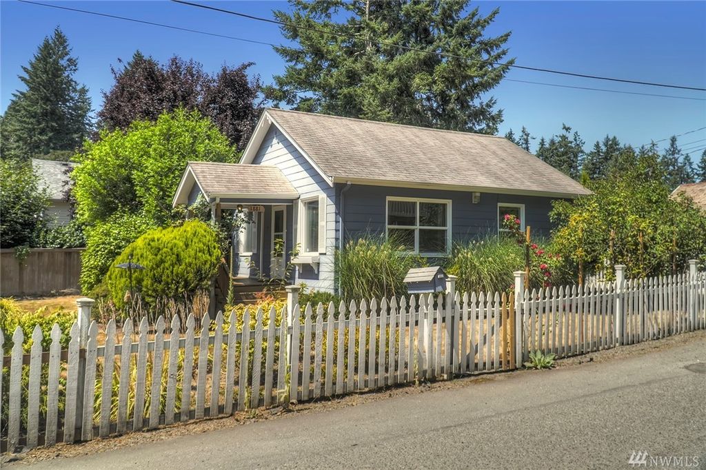 1881 Shamrock Dr NW, Bremerton, WA 98312