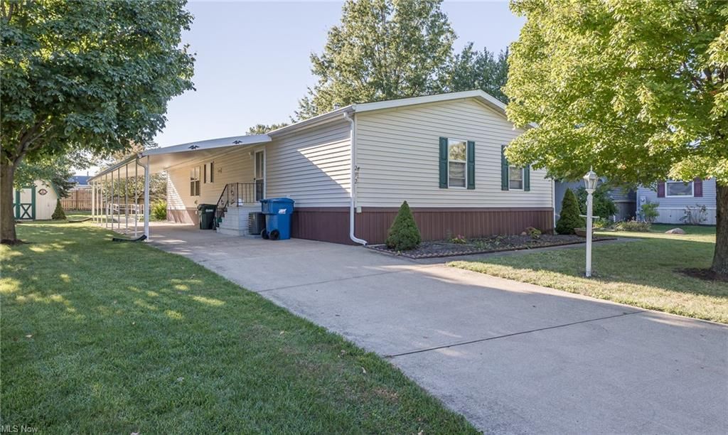 292 Island Dr, Elyria, OH 44035