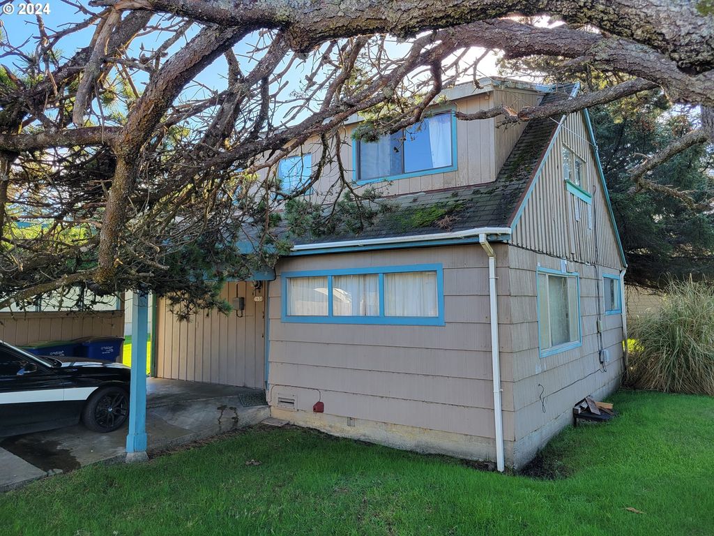1630 NW 32nd St, Lincoln City, OR 97367