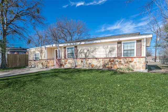 1104 Sharondale St, Fort Worth, TX 76115