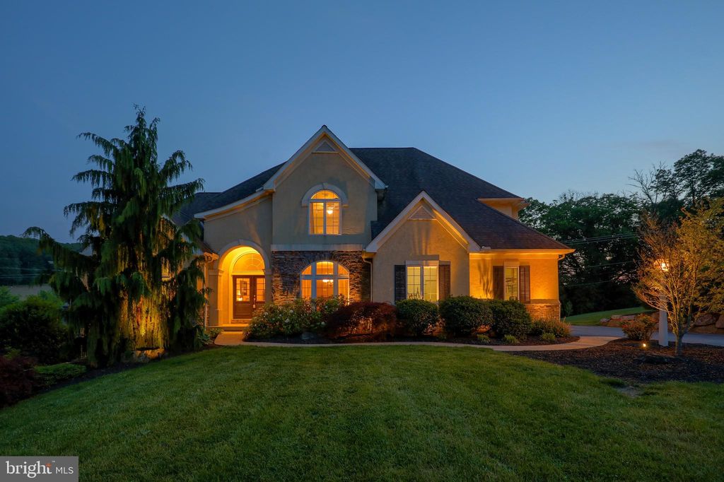 705 Oakwood Dr, Red Lion, PA 17356
