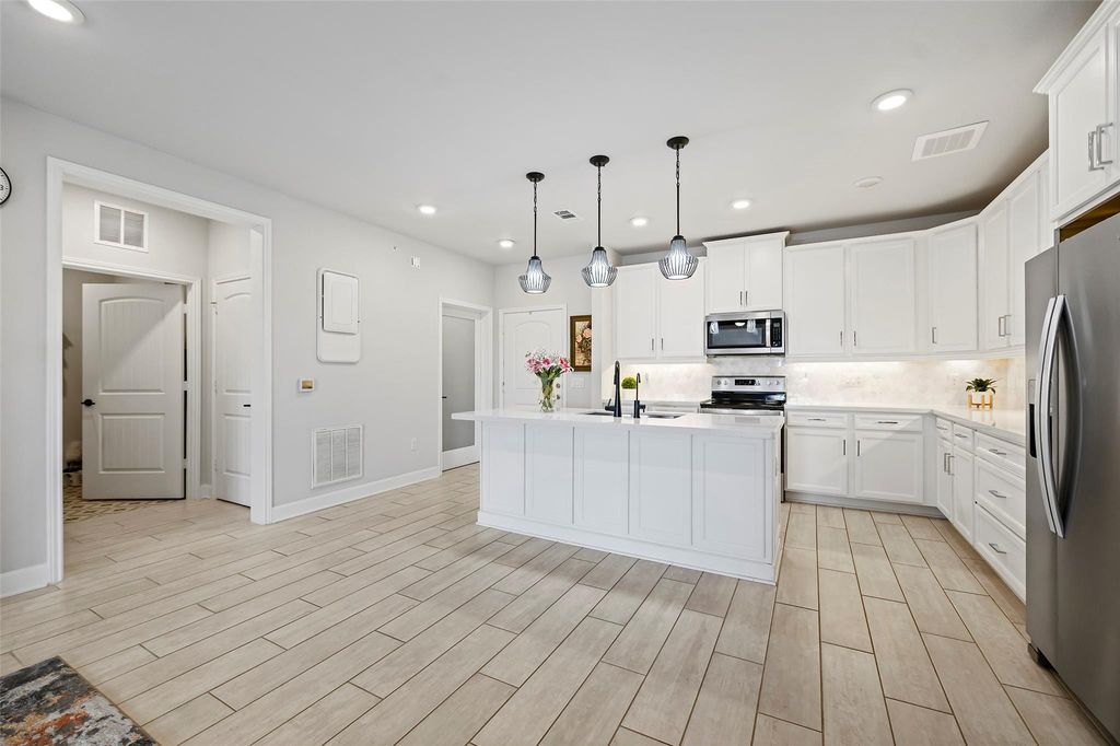 6804 Westview Dr #1404, Houston, TX 77055