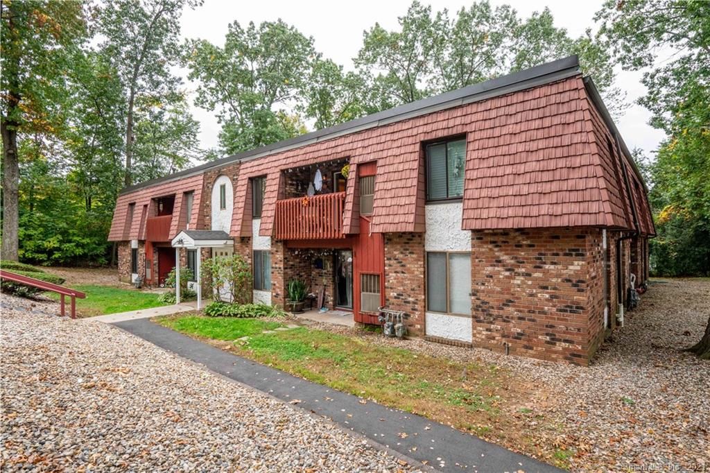31 Woodsedge Dr #1B, Newington, CT 06111