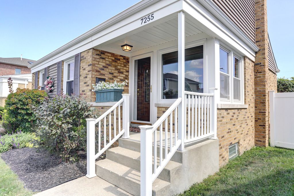 7255 N McVicker Ave, Chicago, IL 60646
