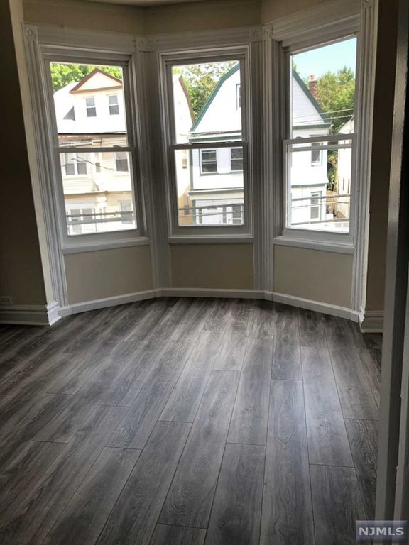 303 S 19th St #2, Newark, NJ 07103