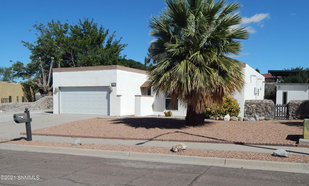 3374 Wesley Dr, Las Cruces, NM 88012