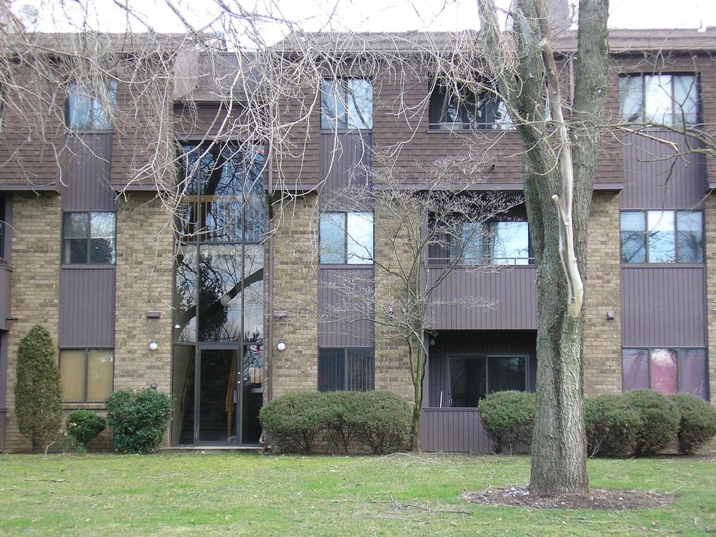 114 Wood Mill Dr, Cranbury, NJ 08512