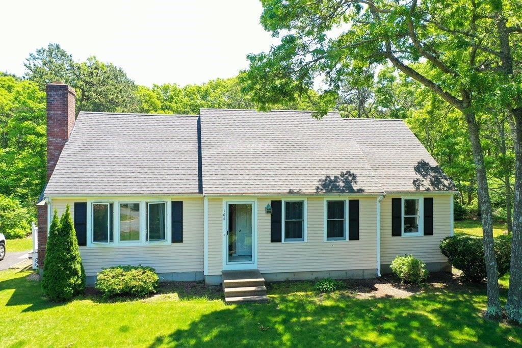 164 Lauries Ln, Barnstable, MA 02630