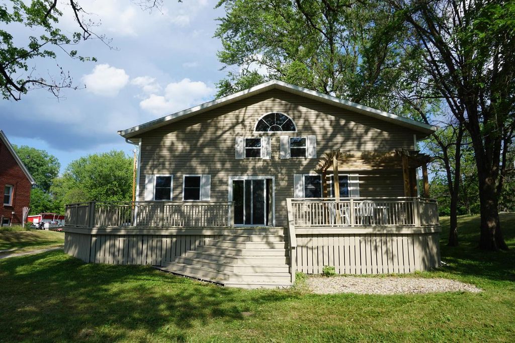 N2454 Rock River Rd, Fort Atkinson, WI 53538