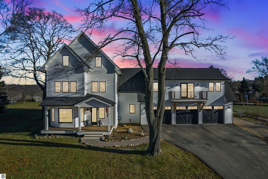 13726 Peninsula Dr, Traverse City, MI 49686
